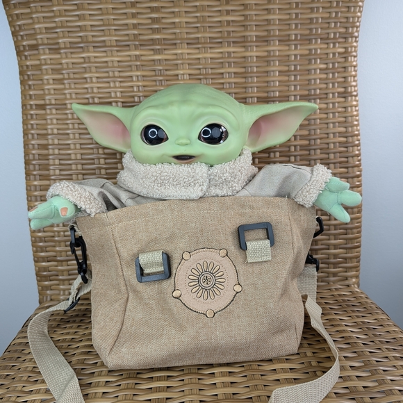 Star Wars The Mandalorian The Child Plush Bundle Baby Yoda Grogu Carrying Bag - Picture 3 of 11